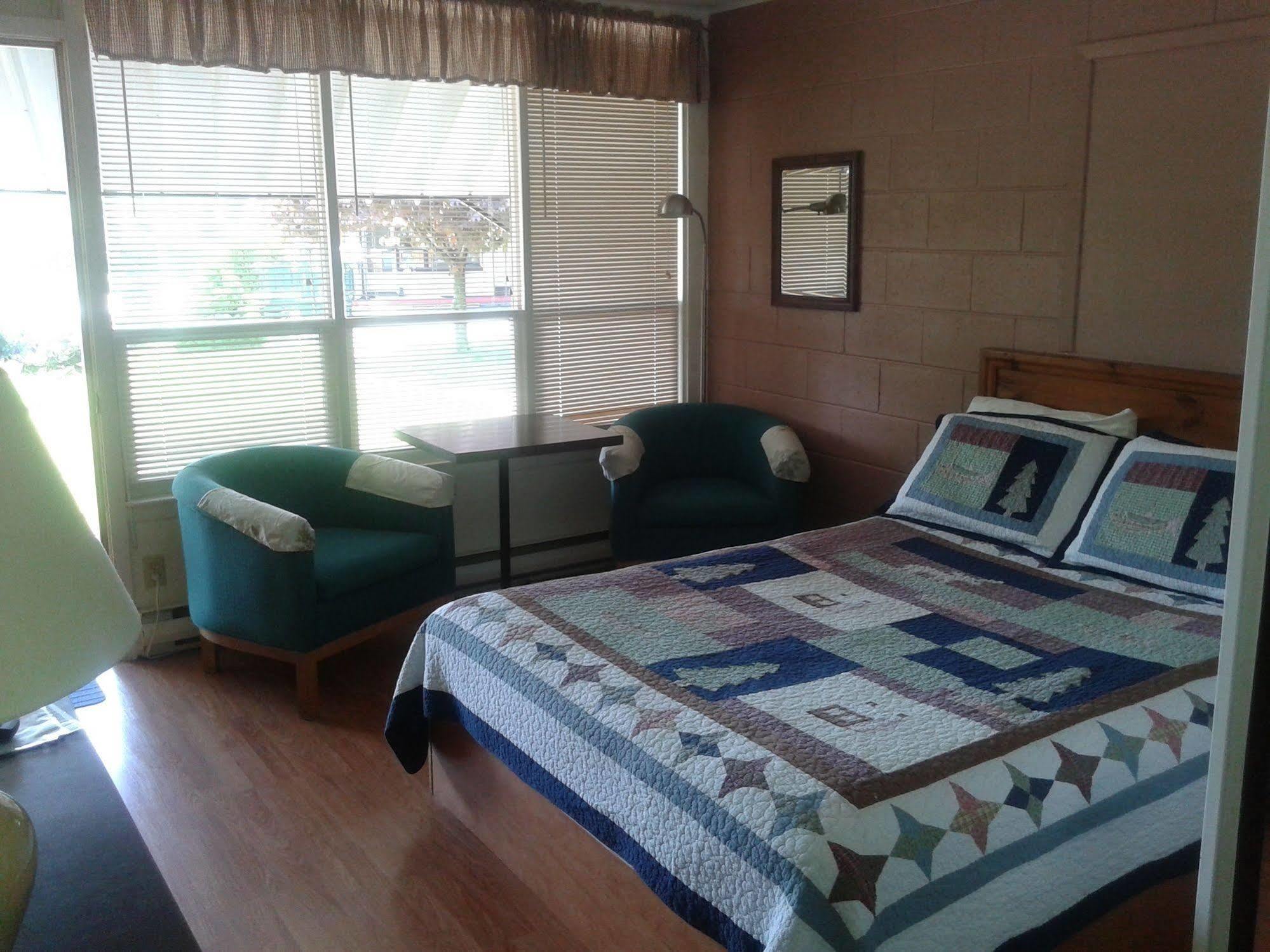 Capricorn Motel Royale 1000 Islands Lansdowne Eksteriør billede