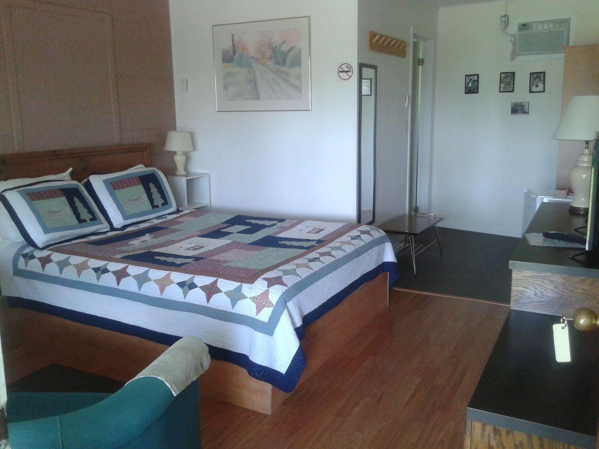 Capricorn Motel Royale 1000 Islands Lansdowne Eksteriør billede