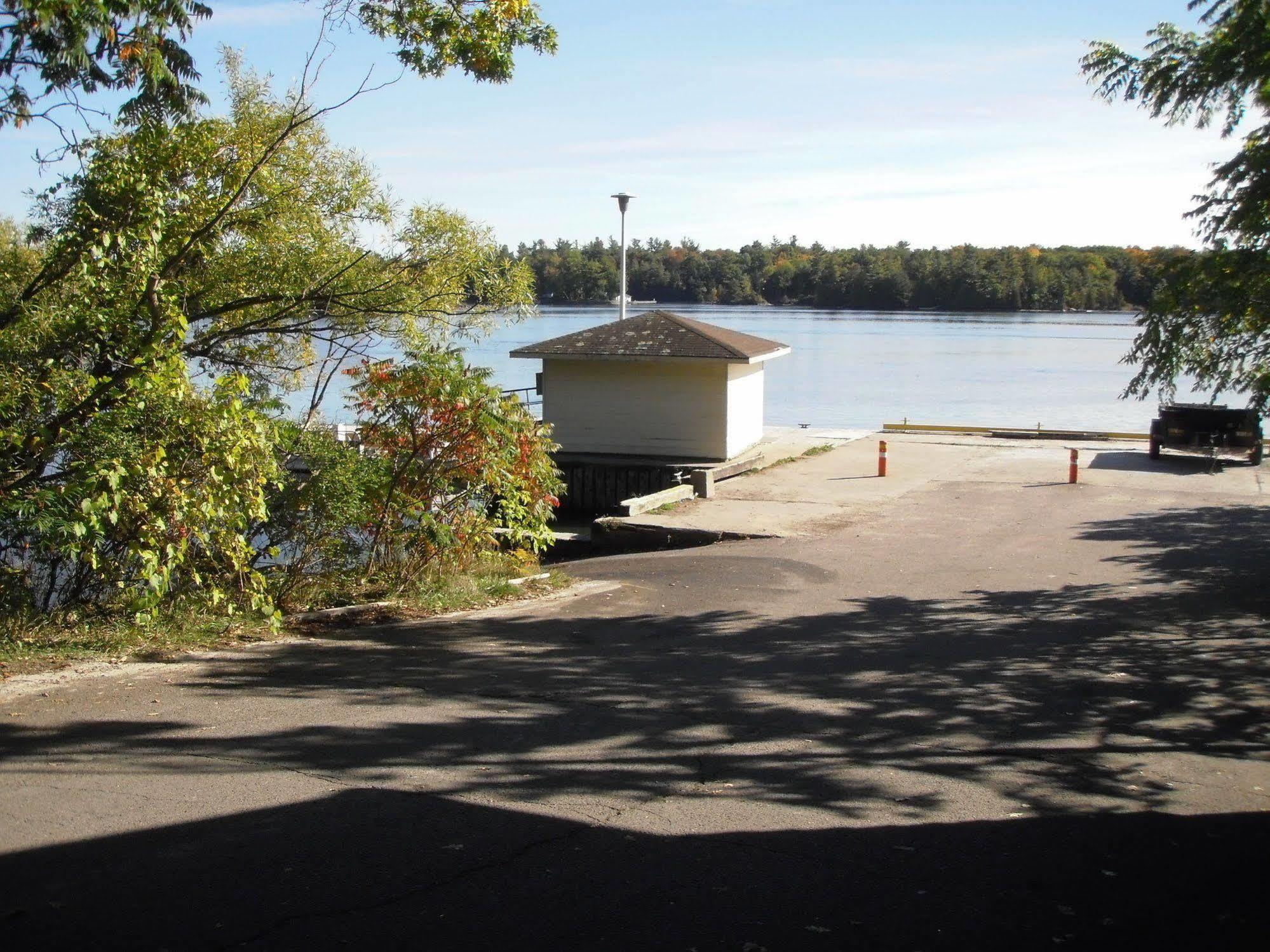 Capricorn Motel Royale 1000 Islands Lansdowne Eksteriør billede
