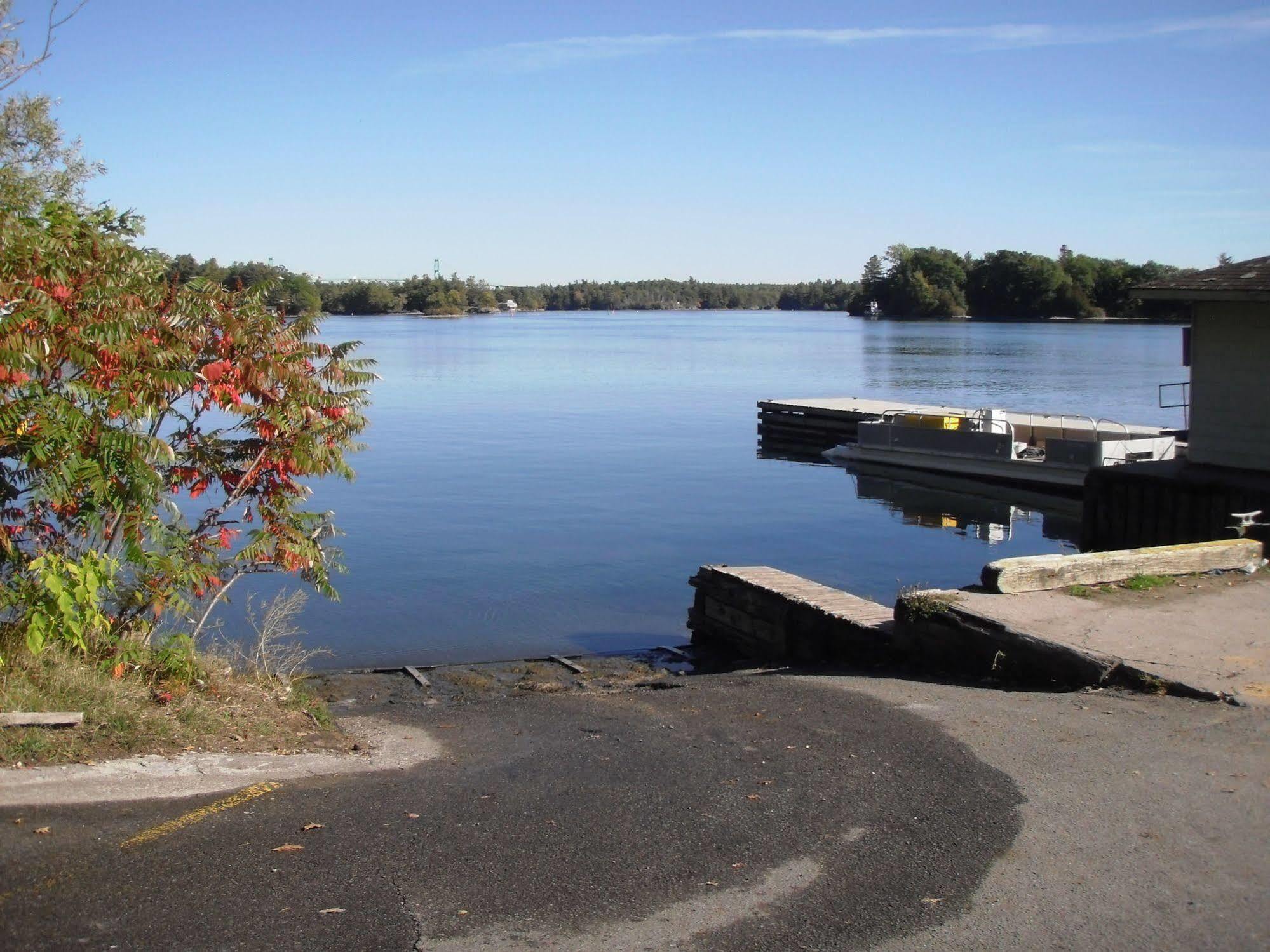 Capricorn Motel Royale 1000 Islands Lansdowne Eksteriør billede