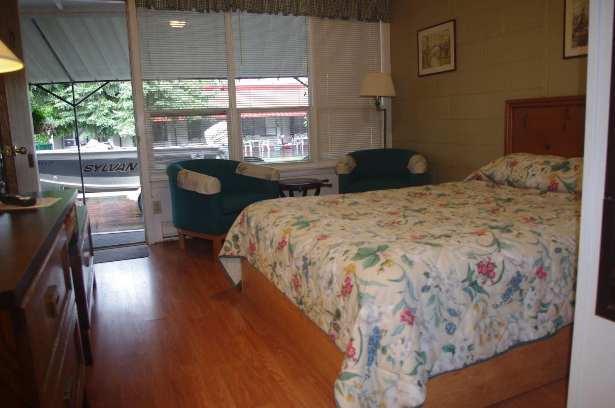 Capricorn Motel Royale 1000 Islands Lansdowne Eksteriør billede